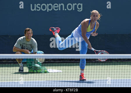 SMG Sabine LISICKI FL5 US Open DAY2 082713 34.jpg Flushing, NY - 27 agosto: Sabine LISICKI di germania sulla pratica corte del giorno due del 2013 US Open a USTA Billie Jean King National Tennis Center il 27 agosto 2013 nel quartiere di lavaggio del Queens borough di New York City. Persone: Sabine LISICKI Foto Stock