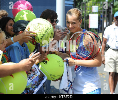 SMG Sabine LISICKI FL5 US Open DAY2 082713 35.jpg Flushing, NY - 27 agosto: Sabine LISICKI di germania sulla pratica corte del giorno due del 2013 US Open a USTA Billie Jean King National Tennis Center il 27 agosto 2013 nel quartiere di lavaggio del Queens borough di New York City. Persone: Sabine LISICKI Foto Stock