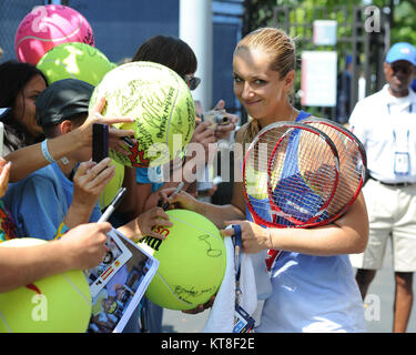 SMG Sabine LISICKI FL5 US Open DAY2 082713 36.jpg Flushing, NY - 27 agosto: Sabine LISICKI di germania sulla pratica corte del giorno due del 2013 US Open a USTA Billie Jean King National Tennis Center il 27 agosto 2013 nel quartiere di lavaggio del Queens borough di New York City. Persone: Sabine LISICKI Foto Stock