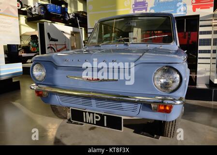 Un classico Hillman Imp auto sul display in riva al fiume e al museo dei trasporti e viaggi a Glasgow, Scotland, Regno Unito Foto Stock