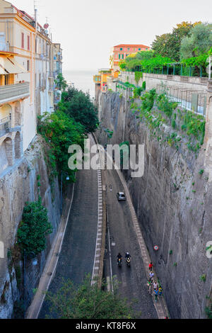 Sorrento, Italia - 2 Ottobre 2017: strada tra montagne di Sorrento, il Mar Tirreno, Costiera Amalfitana, Italia Foto Stock