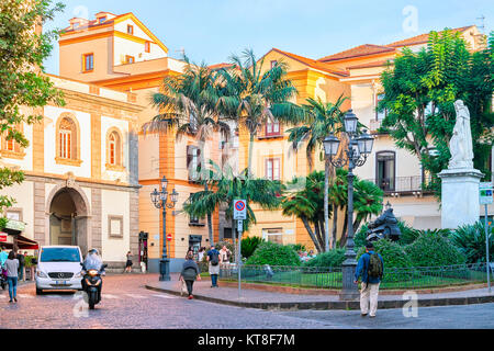 Sorrento, Italia - 2 Ottobre 2017: Turisti in strada alla parte storica di Sorrento, Costiera Amalfitana, Italia Foto Stock