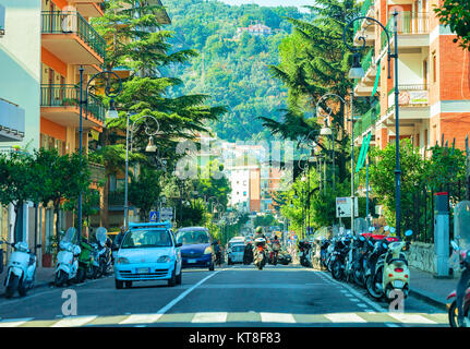 Sorrento, Italia - 3 Ottobre 2017: Trasporto in strada nella parte storica di Sorrento, Costiera Amalfitana, Italia Foto Stock