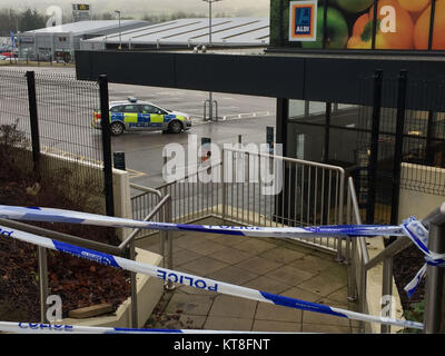 Una macchina della polizia da Aldi a Skipton, North Yorkshire seguendo il pugnalare di supermercato lavoratore Jodie Willsher, 30 giovedì. Foto Stock