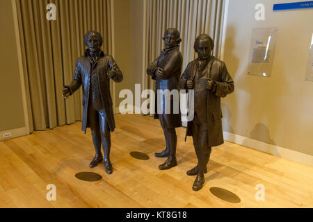 Statue in Signers' Hall celebrare coloro che hanno firmato la dichiarazione di indipendenza, il Centro Nazionale della Costituzione, Philadelphia, PA, Stati Uniti. Foto Stock