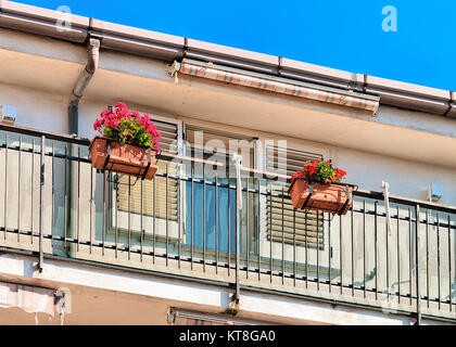 Balcone di casa con fiori in Agerola, Costiera Amalfitana, Italia Foto Stock