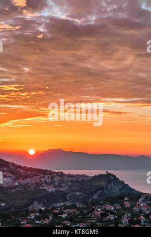 Sunrise in Agerola villaggio, Bomerano, Mar Tirreno, Costiera Amalfitana, Italia Foto Stock