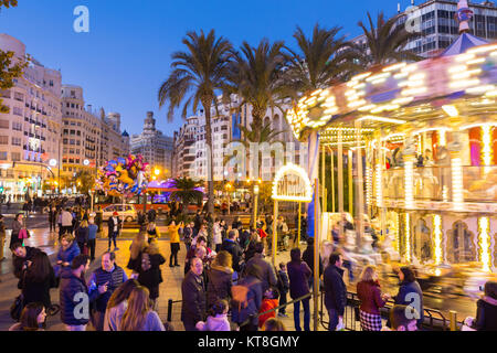 Valencia, Spagna - 16 DIC 2017: persone divertendosi in spirito natalizio su fiera di Natale con la giostra Modernisme sulla piazza del municipio di Valencia Foto Stock