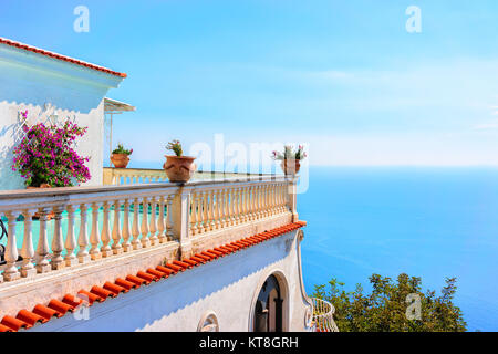 Balcone con fiori e Mar Tirreno in Nocelle nel percorso di divinità, Costiera Amalfitana, Italia Foto Stock