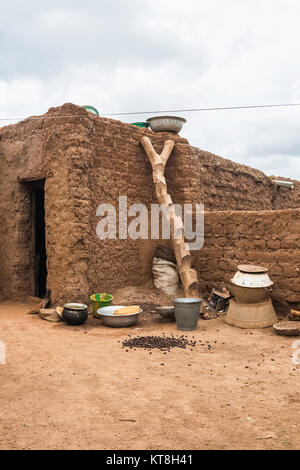Nel cortile di una tradizionale casa gurunsi in un villaggio del sud-ovest del Burkina Faso, Africa occidentale. Foto Stock