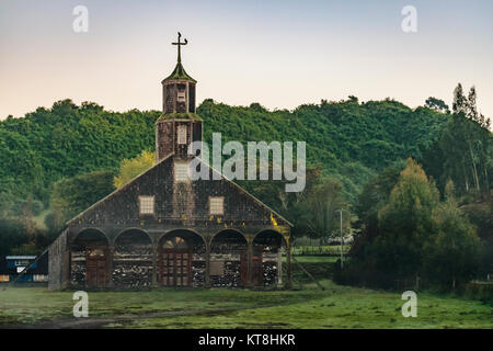 Vista esterna della chiesa quinchao, una delle eredità di mondo chiese di legno si trova a Isola di Chiloe, Cile Foto Stock