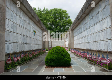 Linea di bandiere il columbarium corte 2 di Al Cimitero Nazionale di Arlington per Flags-In, Arlington, Virginia, 25 maggio 2017. Oltre 280.000 bandierine americane sono posti in corrispondenza di ciascun headstone in ANC prima del Memorial Day. (U.S. Foto dell'esercito da Elizabeth Fraser/Al Cimitero Nazionale di Arlington/rilasciato) Foto Stock