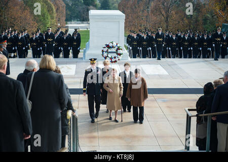 (Da sinistra) Il Mag. Gen. Michael Howard, comandante generale, U.S. Esercito Distretto Militare di Washington; e Jill E. McGovern, Janie Burton, Firenze del diagramma di Gantt e Lorna Malooley, Esercito Arlington Ladies; partecipare a un esercito tutti gli onori Wreath-Laying cerimonia presso la tomba del Milite Ignoto presso il Cimitero Nazionale di Arlington, Arlington, Virginia, nov. 15, 2017. (U.S. Foto dell'esercito da Elizabeth Fraser / il Cimitero Nazionale di Arlington / rilasciato) Foto Stock