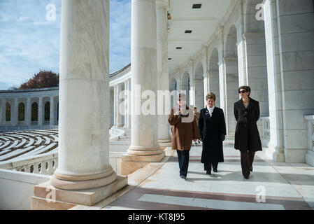 (Da sinistra): Lorna Malooley, Esercito Arlington Ladies; Firenze del diagramma di Gantt, Esercito Arlington Ladies; e la Sig.ra Katharine Kelley, sovrintendente, il Cimitero Nazionale di Arlington, a piedi attraverso il memoriale anfiteatro presso il Cimitero Nazionale di Arlington, Arlington, Virginia, nov. 15, 2017. L'Esercito Arlington Ladies deposto una corona presso la tomba del Soldato sconosciuto dopo quel giorno. (U.S. Foto dell'esercito da Elizabeth Fraser / il Cimitero Nazionale di Arlington / rilasciato) Foto Stock