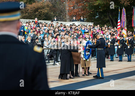 (Da sinistra) Firenze del diagramma di Gantt, Jill E. McGovern, Lorna Malooley, e Janie Burton, Esercito Arlington Ladies, deporre una corona presso la tomba del Milite Ignoto presso il Cimitero Nazionale di Arlington, Arlington, Virginia, nov. 15, 2017. (U.S. Foto dell'esercito da Elizabeth Fraser / il Cimitero Nazionale di Arlington / rilasciato) Foto Stock