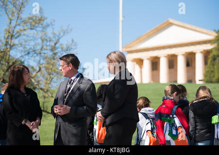 Tasto Bronagh, sinistra, moglie di Primo Ministro della Nuova Zelanda John Key, riceve un tour del Presidente John F. Kennedy recinto presso il Cimitero Nazionale di Arlington dal direttore di eventi e cerimonie Dave Kammen, il secondo da sinistra, Marzo 30, 2016 in Arlington, Virginia Key deposto una corona presso la tomba del Milite Ignoto e visitato diversi siti nel cimitero. (U.S. Foto dell'esercito da Rachel Larue/Al Cimitero Nazionale di Arlington/rilasciato) Foto Stock