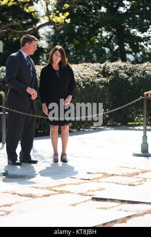 Tasto Bronagh, destra, moglie di Primo Ministro della Nuova Zelanda John Key, riceve un tour del Presidente John F. Kennedy recinto presso il Cimitero Nazionale di Arlington dal direttore di eventi e cerimonie Dave Kammen, sinistra, Marzo 30, 2016 in Arlington, Virginia Key deposto una corona presso la tomba del Milite Ignoto e visitato diversi siti nel cimitero. (U.S. Foto dell'esercito da Rachel Larue/Al Cimitero Nazionale di Arlington/rilasciato) Foto Stock