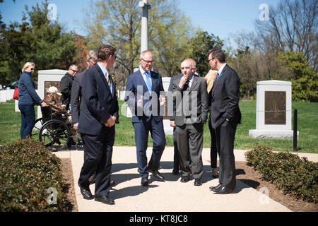 Repubblica di Estonia Il Ministro della difesa Hannes Hanso, centro, panorami diversi siti nel Cimitero di Arlington dopo la posa di una corona presso la tomba del Milite Ignoto, Marzo 29, 2016 in Arlington, Virginia dignitari provenienti da tutto il mondo pagano rispetti a quelli sepolti presso il Cimitero Nazionale di Arlington in più di 3000 cerimonie ogni anno. (U.S. Foto dell'esercito da Rachel Larue/Al Cimitero Nazionale di Arlington/rilasciato) Foto Stock