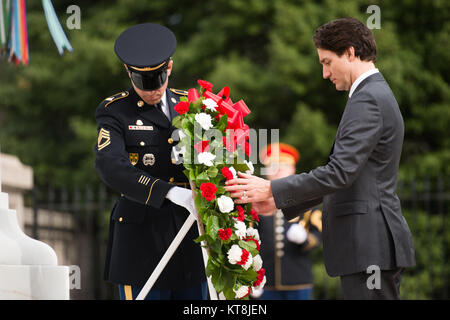 Il primo ministro del Canada Justin Trudeau stabilisce una corona presso la tomba del Milite Ignoto presso il Cimitero Nazionale di Arlington, Marzo 11, 2016 in Arlington, Virginia Trudeau deposto una corona presso la tomba e la croce canadese di sacrificio mentre al cimitero. (U.S. Foto dell'esercito da Rachel Larue/Al Cimitero Nazionale di Arlington/RILASCIATO). Foto Stock