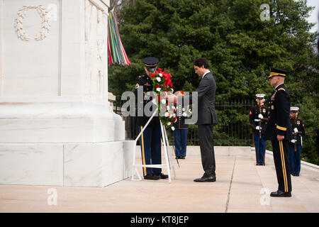 Il primo ministro del Canada Justin Trudeau stabilisce una corona presso la tomba del Milite Ignoto presso il Cimitero Nazionale di Arlington, Marzo 11, 2016 in Arlington, Virginia Trudeau deposto una corona presso la tomba e la croce canadese di sacrificio mentre al cimitero. (U.S. Foto dell'esercito da Rachel Larue/Al Cimitero Nazionale di Arlington/RILASCIATO). Foto Stock