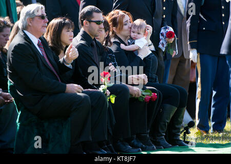 Alexandra D. McClintock, secondo da destra, bacia il figlio Declan durante il servizio graveside di suo marito, U.S. Army Sgt. Prima Classe Matthew D. McClintock, nella sezione 60 di Al Cimitero Nazionale di Arlington, Marzo 7, 2016 in Arlington, Virginia McClintock è stato ucciso in azione il 5 gennaio, 2016 in Afghanistan. (U.S. Foto dell'esercito da Rachel Larue/Al Cimitero Nazionale di Arlington/rilasciato) Foto Stock