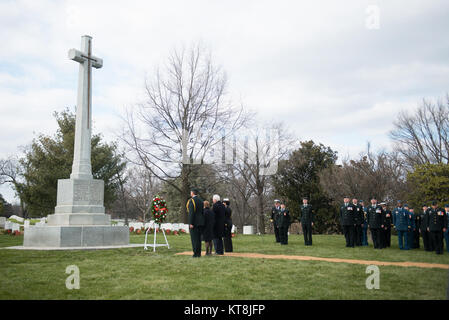 Governatore generale del Canada David Johnston, il terzo da sinistra, e sua moglie Sharon Johnston, il secondo da sinistra, prendere parte in un momento di silenzio dopo la posa di una corona al Canadian Croce di sacrificio al Cimitero Nazionale di Arlington, Feb 10, 2016 in Arlington, Virginia il canadese Cross onora i cittadini degli Stati Uniti che hanno servito nelle forze armate canadesi nella guerra mondiale I, II e la guerra di Corea. (U.S. Foto dell'esercito da Rachel Larue/Al Cimitero Nazionale di Arlington/rilasciato) Foto Stock