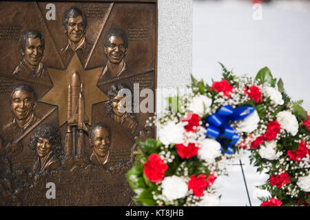 Una corona di fiori si trova accanto a lo Space Shuttle Challenger nel memoriale al Cimitero Nazionale di Arlington dopo la NASA il Giorno del Ricordo presso il Cimitero Nazionale di Arlington, Gennaio 28, 2015, in Arlington, Virginia gen. 28 segna il trentesimo anniversario dell'incidente di Challenger, comunque tutti coloro che hanno perso la vita mentre promuovere la causa di esplorazione e scoperta." Inoltre i partecipanti hanno visitato le tombe di U.S. Air Force Lt. Col. Virgil Grissom e il tenente La Cmdr. Roger Chaffee, coloro che sono stati uccisi in un incendio su Apollo 1. (U.S. Foto dell'esercito da Rachel Larue/Al Cimitero Nazionale di Arlington/RILASCIATO). Foto Stock