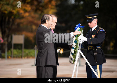 I rappresentanti di Washington Oxi giorno Foundation deporre una corona presso la tomba del Milite Ignoto presso il Cimitero Nazionale di Arlington, Ottobre 29, 2015, in Arlington, Virginia su 28 Ottobre, 1940, il primo ministro greco ha risposto con una sola parola, "No" o "Oxi", quando un rappresentante delle forze dell'asse ha chiesto alla Grecia di rinuncia, secondo la Oxi giorno il sito della Fondazione. (U.S. Foto dell'esercito da Rachel Larue/Al Cimitero Nazionale di Arlington/rilasciato) Foto Stock