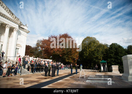 I rappresentanti di Washington Oxi giorno Foundation deporre una corona presso la tomba del Milite Ignoto presso il Cimitero Nazionale di Arlington, Ottobre 29, 2015, in Arlington, Virginia su 28 Ottobre, 1940, il primo ministro greco ha risposto con una sola parola, "No" o "Oxi", quando un rappresentante delle forze dell'asse ha chiesto alla Grecia di rinuncia, secondo la Oxi giorno il sito della Fondazione. (U.S. Foto dell'esercito da Rachel Larue/Al Cimitero Nazionale di Arlington/rilasciato) Foto Stock