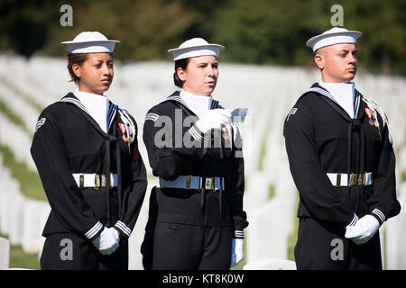 Da marinai della marina degli Stati Uniti Guardia cerimoniale di leggere i nomi dei 17 marinai americani uccisi durante l'attacco terroristico contro la USS Cole nel corso di una cerimonia al Cimitero Nazionale di Arlington, Arlington, Virginia, Ottobre 12, 2015. L'attacco ha avuto luogo Ottobre 12, 2000. (U.S. Foto dell'esercito da Rachel Larue/Al Cimitero Nazionale di Arlington/rilasciato) Foto Stock