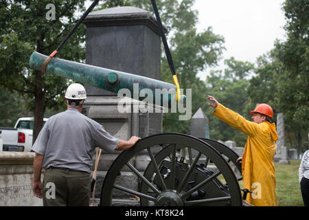 Nazione Parco Assistenza dipendenti dal Parco Militare Nazionale di Gettysburg Bryan Knepper, destra, specialista di conservazione e Randy Coy, sinistra, autoveicolo operatore, guida una guerra civile era cannone su un carrello presso la tomba del Magg. Gen. Wallace Fitz Randolph, nato il 11 giugno 1841 e morì il 9 dicembre, 1910, nella sezione 1 di Al Cimitero Nazionale di Arlington, Sett. 30, 2015, in Arlington, Virginia " Questo è un problema di governo lapide che stiamo riparando a causa di problemi di sicurezza," ha detto Rebecca Stevens, ANC risorse culturali manager. (U.S. Foto dell'esercito da Rachel Larue/Al Cimitero Nazionale di Arlington/rilasciato) Foto Stock