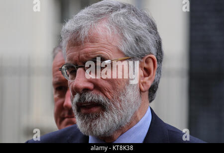 Leader del DUP, Arlene Foster e Sinn Fein, Gerry Adams incontrano il Primo Ministro Theresa Maggio e Irlanda del Nord Segretario James Brokenshire al 10 di Downing Street con: Gerry Adams dove: Londra, Regno Unito quando: 21 Nov 2017 Credit: WENN.com Foto Stock