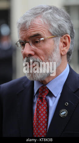 Leader del DUP, Arlene Foster e Sinn Fein, Gerry Adams incontrano il Primo Ministro Theresa Maggio e Irlanda del Nord Segretario James Brokenshire al 10 di Downing Street con: Gerry Adams dove: Londra, Regno Unito quando: 21 Nov 2017 Credit: WENN.com Foto Stock