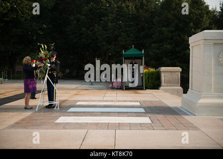 Penny Mordaunt, MP, Regno Unito del ministro di Stato per le Forze Armate, stabilisce una corona presso la tomba del Milite Ignoto presso il Cimitero Nazionale di Arlington, Sett. 4, 2015, in Arlington, Virginia Mordaunt anche osservata una cerimonia del Cambio della guardia presso la tomba. (U.S. Foto dell'esercito da Rachel Larue/rilasciato) Foto Stock