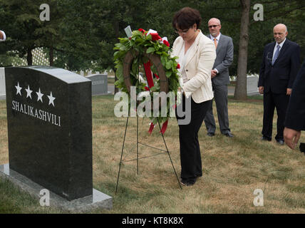 Il ministro della difesa della Georgia Tinatin Khidasheli stabilisce una corona di fiori alla lapide di U.S. Esercito gen. Giovanni M.D. Shalikashvili nella sezione 30 di Al Cimitero Nazionale di Arlington, Agosto 18, 2015. Shalikashvili servito come Presidente del Comune di capi di Stato Maggiore dal 1993 al 1997; egli era nato in Polonia da genitori georgiana. (U.S. Foto dell'esercito da Rachel Larue/rilasciato) Foto Stock