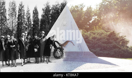 La fotografia in bianco e nero sulla sinistra è stata presa il 6 novembre 9, 1928, presso l'U.S. La guardia costiera nel memoriale al Cimitero Nazionale di Arlington, Arlington, Virginia Sig.ra I.W. Buckalow, estrema destra di Sault Ste Marie, Michigan, e di altri membri della Lega di Coast Guard donne, deposto una corona sul memorial, secondo la didascalia originale. Il Coast Guard Memorial è stato dedicato il 23 maggio 1928. Al di sopra della Coast Guard motto Semper Paratus (il significato di "sempre pronto'), è un gabbiano in bronzo con le sue ali innalzate. The Seagull simboleggia la veglia instancabile che la US Coast Guard mantiene più la nazione marittima Foto Stock