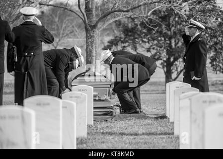 Gli Stati Uniti Marina Militare Guardia cerimoniale, U.S. La banda della marina e il 3D U.S. Reggimento di Fanteria (la vecchia guardia) cassettone plotone di partecipare in tutti gli onori del funerale di U.S. Navy Radioman terza classe Bean Howard nella sezione 60 di Al Cimitero Nazionale di Arlington Arlington, Virginia, 6 dicembre 2017. Fagiolo, insieme con 429 marinai a bordo della USS Oklahoma, è stato ucciso nelle prime ore del mattino dell'attacco a Pearl Harbor dopo la nave capovolta rapidamente da numerose siluro colpisce, 7 dicembre, 1941. Quasi 400 di tali marinai, compresi i fagioli sono stati identificati dopo l'attacco e furono sepolti in 46 tenute presso i compit Foto Stock