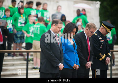 Da sinistra rep. Jim Bridenstine di Oklahoma il primo distretto, Tulsi Gabbard delle Hawaii secondo distretto e Paul Cook della California dell'Ottavo distretto, che rappresenta la classe del sophomore del 114Congresso e scortato dalla Forza congiunta Headquarters-National Capoluogo della regione e gli Stati Uniti Esercito Distretto Militare di Washington Comandante Generale Il Mag. Gen. Jeffrey S. Buchanan, prua le loro teste dopo la posa di una corona presso la tomba del Milite Ignoto in Al Cimitero Nazionale di Arlington, 21 maggio 2015, in Arlington, Virginia dignitari provenienti da tutto il mondo pagano rispetti a quelli sepolti a Arlington National Ce Foto Stock