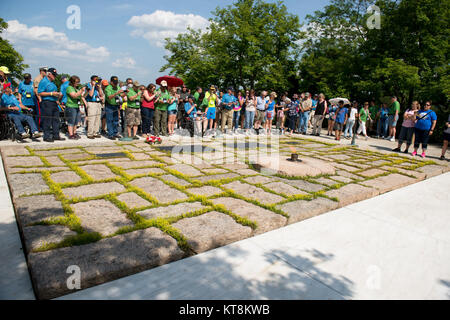 I veterani e le loro assistenti, parte di VetsRoll viaggio a Washington D.C., visita il presidente John Fitzgerald Kennedy recinto in Al Cimitero Nazionale di Arlington, Arlington, Virginia, 19 maggio 2015. L'onore il volo aveva circa 200 veterani per il viaggio. (U.S. Foto dell'esercito da Rachel Larue/rilasciato) Foto Stock