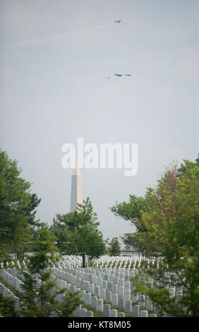 La II Guerra Mondiale era aerei sorvolano Washington D.C., in occasione dell'anniversario della vittoria in Europa giorno, visto dal Al Cimitero Nazionale di Arlington, 8 maggio 2015, in Arlington, Virginia della seconda guerra mondiale i velivoli sono noti anche come "warbirds," secondo lo Smithsonian National Air & Space Museum sito web. (U.S. Foto dell'esercito da Rachel Larue/rilasciato) Foto Stock