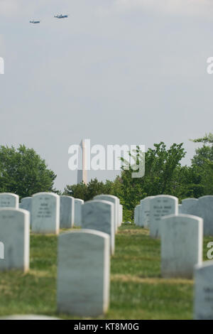 La II Guerra Mondiale era aerei sorvolano Washington D.C., in occasione dell'anniversario della vittoria in Europa giorno, visto dal Al Cimitero Nazionale di Arlington, 8 maggio 2015, in Arlington, Virginia della seconda guerra mondiale i velivoli sono noti anche come "warbirds," secondo lo Smithsonian National Air & Space Museum sito web. (U.S. Foto dell'esercito da Rachel Larue/rilasciato) Foto Stock