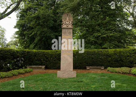 Il presidente William Howard Taft monumento è nella sezione 30 di Al Cimitero Nazionale di Arlington, 1 maggio, 2015, in Arlington, Virginia Taft venne sepolto nel Cimitero Nazionale di Arlington, Marzo 11, 1930. (U.S. Foto dell'esercito da Rachel Larue) Foto Stock