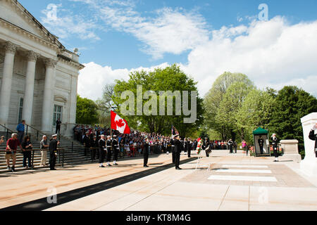 Invitati e partecipanti rendere onori durante una cerimonia in cui Vice Adm. Mark Norman, comandante della Royal Navy Canadese, deposto una corona presso la tomba del Milite Ignoto in Al Cimitero Nazionale di Arlington, 20 aprile 2015, in Arlington, Virginia dignitari provenienti da tutto il mondo pagano rispetti a quelli sepolti presso il Cimitero Nazionale di Arlington in più di 3000 cerimonie ogni anno. (U.S. Foto dell'esercito da Rachel Larue/rilasciato) Foto Stock