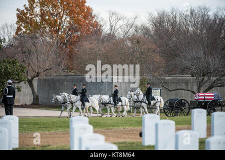 Il 3D U.S. Reggimento di Fanteria (la vecchia guardia) cassettone plotone di partecipare in tutti gli onori del funerale di U.S. Navy Radioman terza classe Bean Howard nella sezione 60 di Al Cimitero Nazionale di Arlington Arlington, Virginia, 6 dicembre 2017. Fagiolo, insieme con 429 marinai a bordo della USS Oklahoma, è stato ucciso nelle prime ore del mattino dell'attacco a Pearl Harbor dopo la nave capovolta rapidamente da numerose siluro colpisce, 7 dicembre, 1941. Quasi 400 di tali marinai, compresi i fagioli sono stati identificati dopo l'attacco e furono sepolti in 46 tenute presso il National Memorial Cemetery del Pacifico, noto anche come il Foto Stock