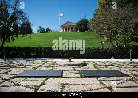 Visitatori Visualizza il Presidente John F. Kennedy il recinto nella sezione 45 di Al Cimitero Nazionale di Arlington, Arlington, Virginia, 24 ottobre, 2017. (U.S. Foto dell'esercito da Elizabeth Fraser / il Cimitero Nazionale di Arlington / rilasciato) Foto Stock