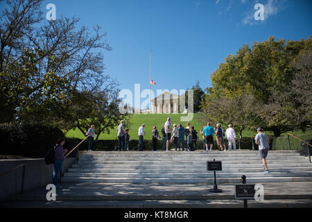 Visitatori Visualizza il Presidente John F. Kennedy il recinto nella sezione 45 di Al Cimitero Nazionale di Arlington, Arlington, Virginia, 24 ottobre, 2017. (U.S. Foto dell'esercito da Elizabeth Fraser / il Cimitero Nazionale di Arlington / rilasciato) Foto Stock