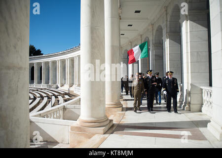 (Da sinistra) Lt. Gen. Danilo Errico, capo del personale, esercito italiano; il Mag. Gen. Michael Howard, comandante generale, U.S. Esercito Distretto Militare di Washington; e gen. Mark A. Milley, capo del personale, U.S. Esercito a piedi attraverso il memoriale anfiteatro presso il Cimitero Nazionale di Arlington, Arlington, Virginia, Ott. 17, 2017. Ericco ha partecipato a un esercito tutti gli onori Wreath-Laying cerimonia presso la tomba del Milite Ignoto e uno scambio di doni con il Cimitero Nazionale di Arlington leadership. (U.S. Foto dell'esercito da Elizabeth Fraser / il Cimitero Nazionale di Arlington / rilasciato) Foto Stock