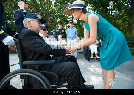 La sig.ra Katharine Kelley, sovrintendente, il Cimitero Nazionale di Arlington presenta la USS Arizona superstiti con un regalo presso il Cimitero Nazionale di Arlington, Arlington, Virginia, luglio 21, 2017. I sopravvissuti hanno partecipato in precedenza in una delle Forze Armate ghirlanda di cerimonia di posa presso la tomba in riconoscimento dell attacco alla Naval Corazzata USS Arizona e il 1.777 marinai che sono stati uccisi durante l'attacco di Pearl Harbor il 7 dicembre 1941. (U.S. Foto dell'esercito da Elizabeth Fraser / il Cimitero Nazionale di Arlington / rilasciato). Foto Stock