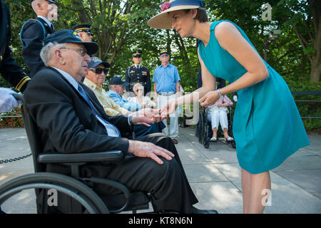 La sig.ra Katharine Kelley, sovrintendente, il Cimitero Nazionale di Arlington presenta la USS Arizona superstiti con un regalo presso il Cimitero Nazionale di Arlington, Arlington, Virginia, luglio 21, 2017. I sopravvissuti hanno partecipato in precedenza in una delle Forze Armate ghirlanda di cerimonia di posa presso la tomba in riconoscimento dell attacco alla Naval Corazzata USS Arizona e il 1.777 marinai che sono stati uccisi durante l'attacco di Pearl Harbor il 7 dicembre 1941. (U.S. Foto dell'esercito da Elizabeth Fraser / il Cimitero Nazionale di Arlington / rilasciato). Foto Stock