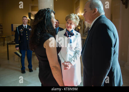 Congressista Madeleine Bordallo di Guam e membro del Congresso Gregorio Sablan del nord del parlare con Karen Durham-Aguilera, direttore esecutivo, Esercito Nazionale i cimiteri militari, all'interno del Memorial Anfiteatro Sala di visualizzazione presso il Cimitero Nazionale di Arlington in Arlington, Virginia, luglio 14, 2017. Guam e Isole Marianne Settentrionali i delegati hanno visitato il Cimitero Nazionale di Arlington e ha partecipato a un esercito tutti gli onori Wreath-Laying cerimonia presso la tomba del Milite Ignoto per commemorare il 73º anniversario della liberazione di Guam e la battaglia per le Isole Marianne Settentrionali. (U.S. Foto dell'esercito da Eliza Foto Stock